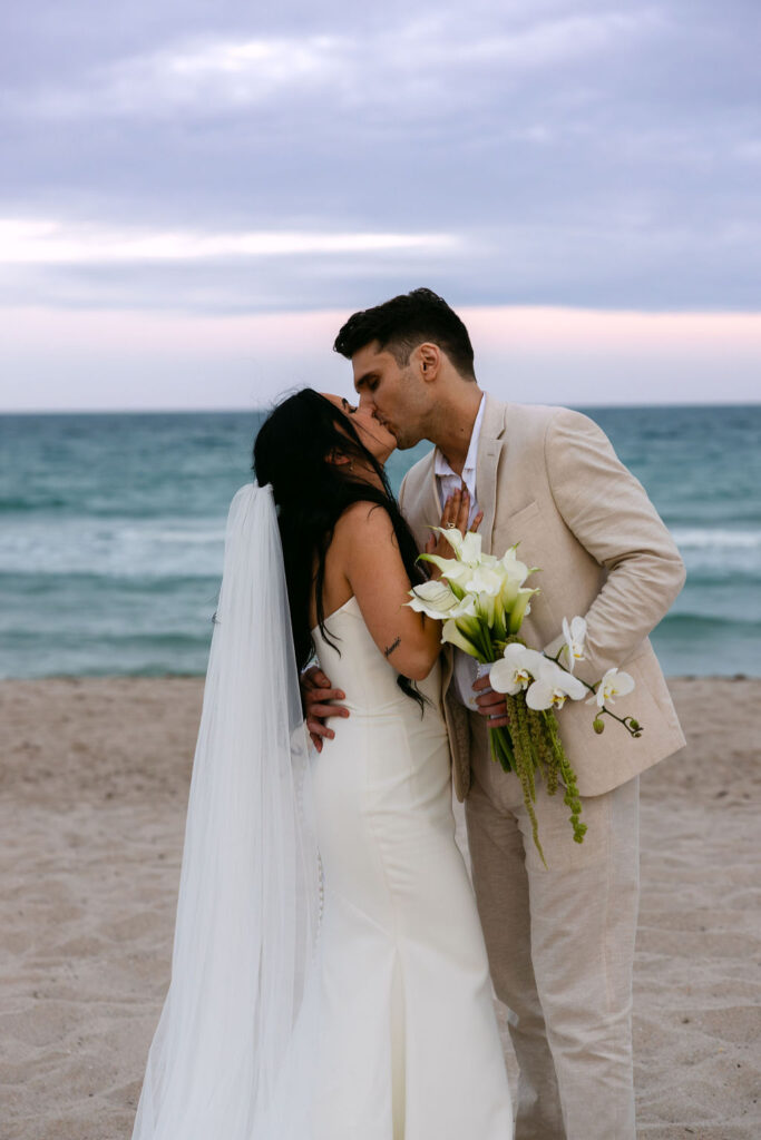 Couple kissing in a Florida state park during an intimate elopement